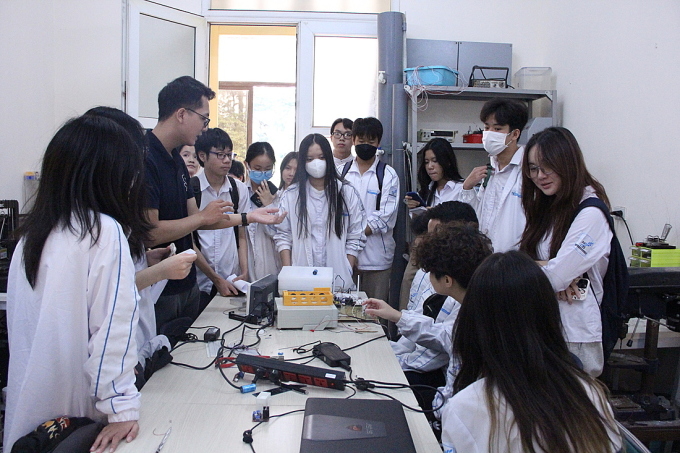 Học sinh tham gia Lab tour khoa Vật lý trường Đại học Khoa học Tự nhiên hôm 21/10. Ảnh: HUS